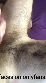 Mi masturbo papà con un orso oliato fino a quando non viene