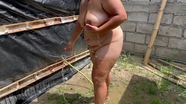 Stepmom_with_big_tits: Exhibitionist Ecuadorian Sexy Girl Bathes in a Place and While...