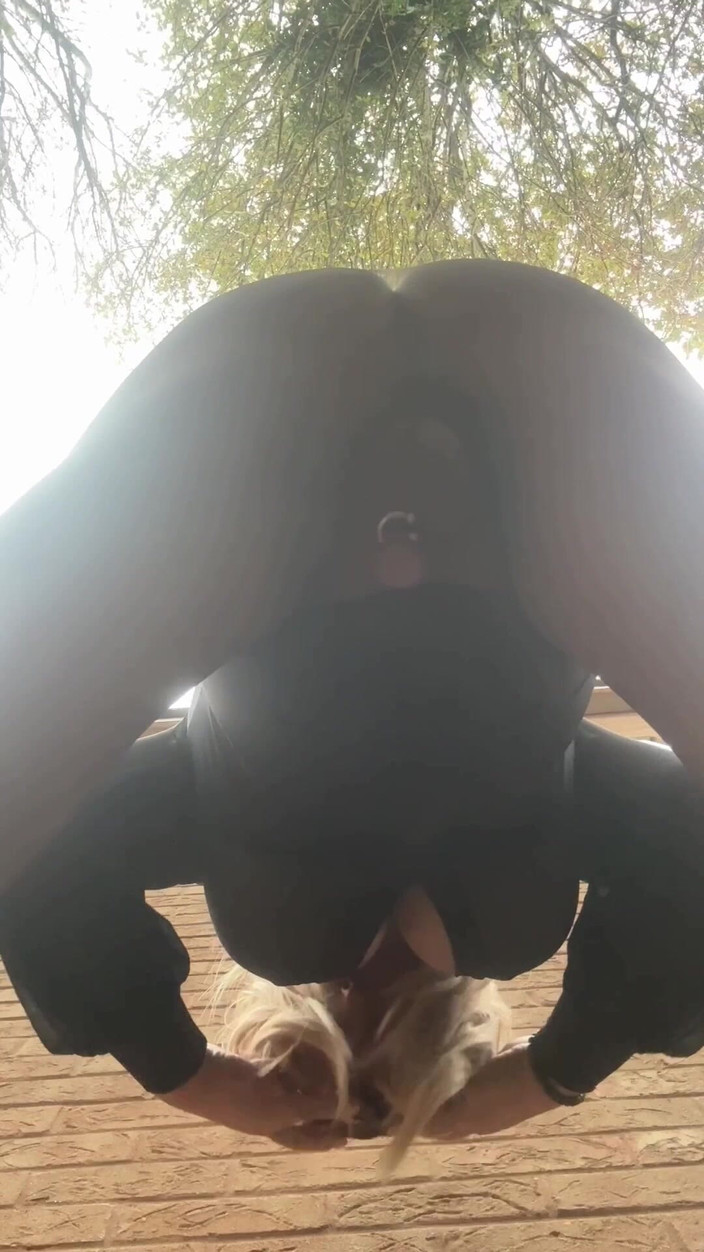 Kellycd2022: 섹시한 크로스드레서 Kellycd2022 블랙 섹시한 매끄러운 팬티 스타킹 블랙 드레스와 추운 아침에 노새