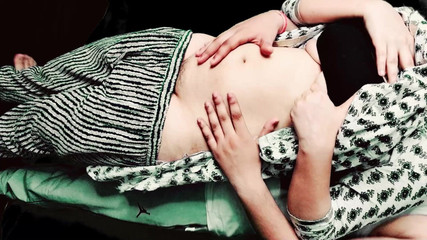 Vicky Thakur: La sorellastra calda è stata sedotta ed ha iniziato a masturbarsi...