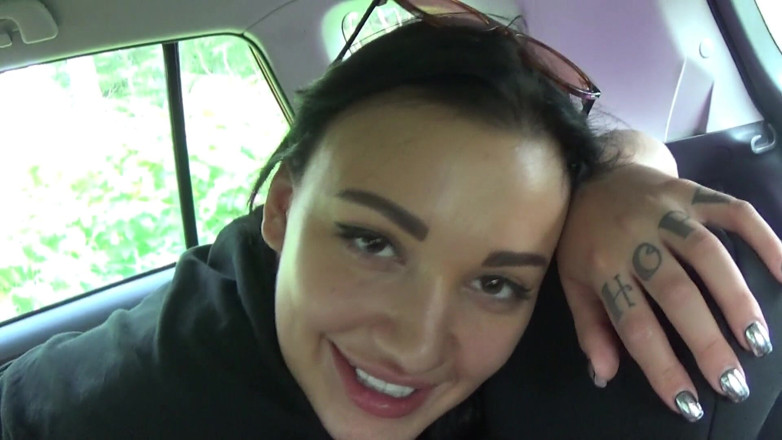 Amateur Homemade Porn: Ngentot saudara tiriku yang sange di dalam mobil saat ayah...