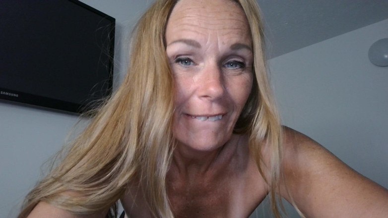 KimitheMilfMommy: Ma chatte et mon cul de MILF