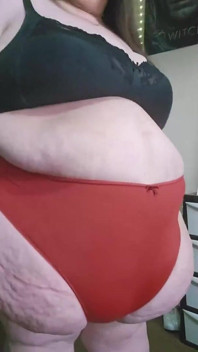 SSBBW Obryně chodí v těsných červených kalhotkách