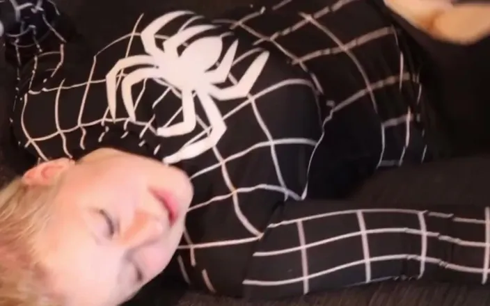 Eevi Petite: Would you like to cosplay videos?