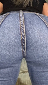 Pets mouillés en jean