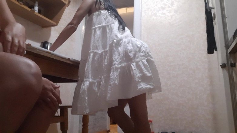 Lesbian-illusion: 一个邻居来拜访我们在厨房里操了我们