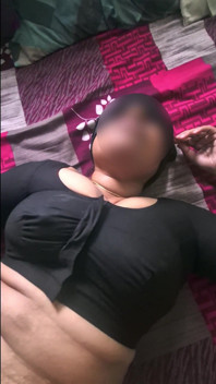 Siyah bluzlu seksi desi ev hanımı sert sikiliyor ve amcığı dölleniyor