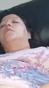 Suami berkongkek lidah menjilat kelentit saya, orgasme goyang kaki kuat