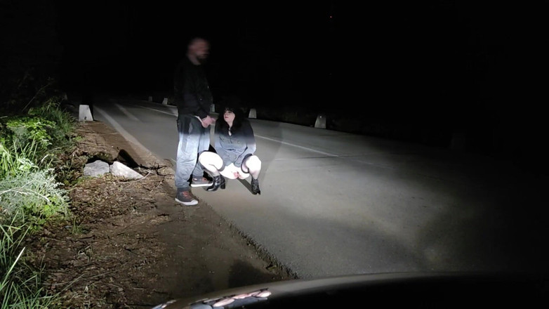 Toilet Mommy: Entot dan kencing sambil nyepong kontolku sambil ngentot kakinya