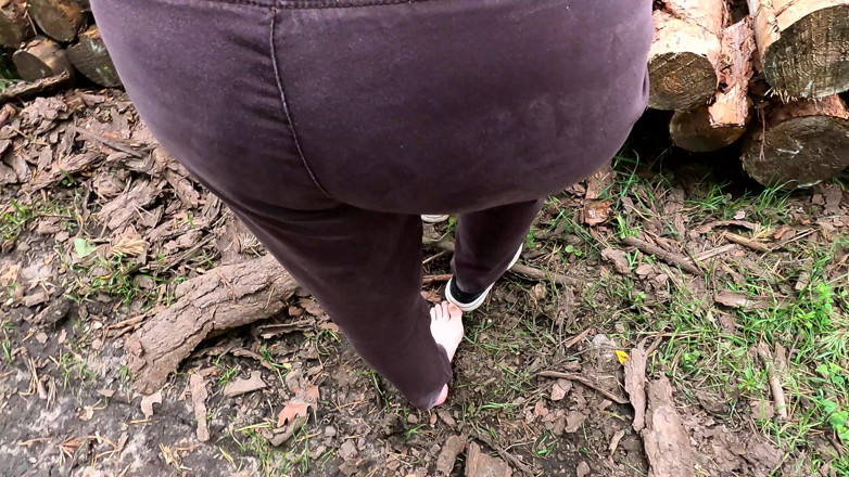 Bouncy Tits Action: Hampar kaki awak di woodpile yang saya mahu tampar bibir...