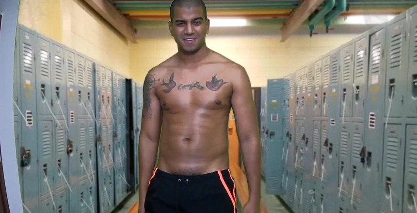 Smoker Master: 大学でスポーツをした後、アルファの男の子はシャワーに行きました