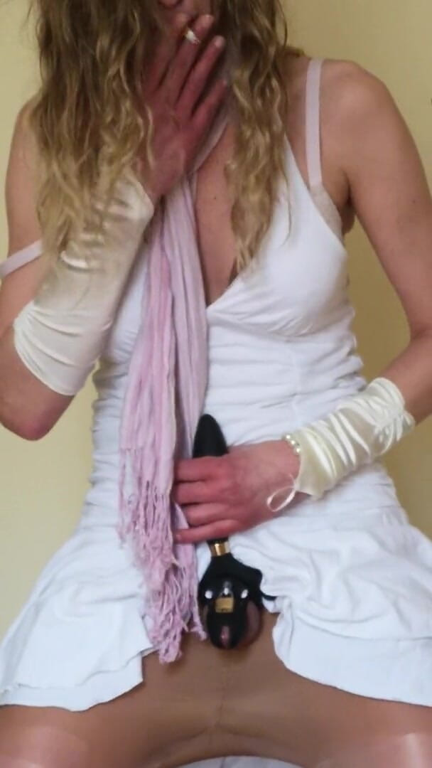 Wet Perversions In Nylons: Indossa una castità ed è eccitato parte I