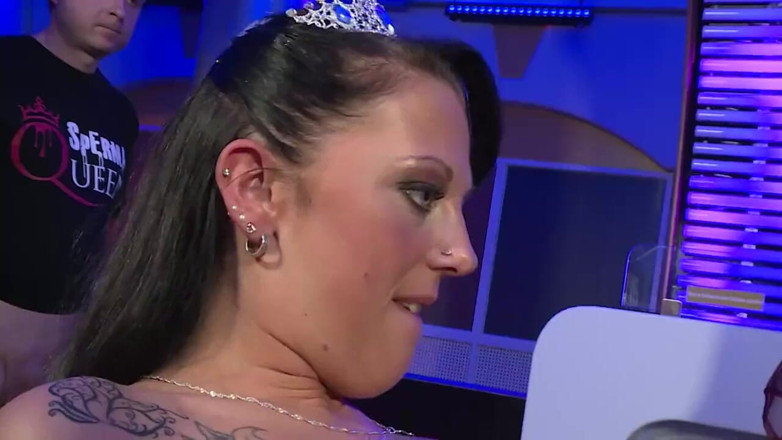 Deutschland porn: Orgie sălbatică pentru curve sexy îndrăgostiți