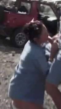 Gruppensex auf jeep mit vollbusigen MILfs von riesigen schwänzen gefickt