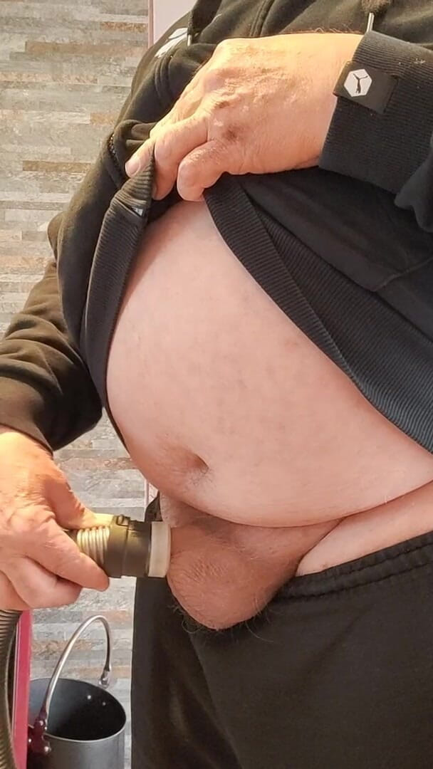 Karlchengeil: Vacuum cleaner during housework