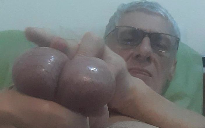 Big uncut hard cock: 巨大的大球充满热辣的精液