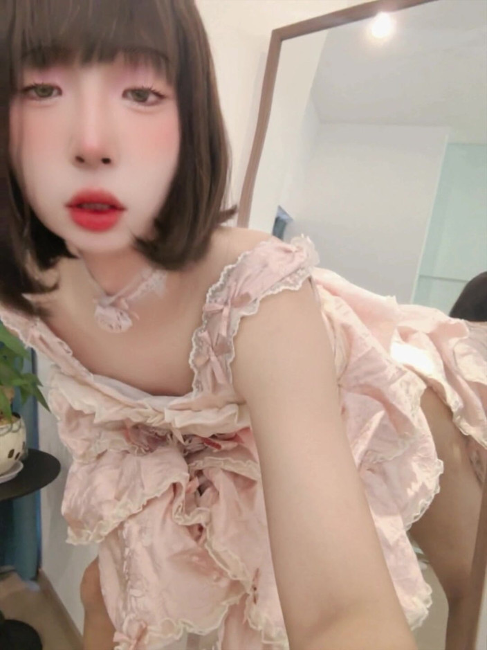 CD_XiXiouo: Asian cute Ladyboy jest uzależniona od czarnych kogutów w ustach...