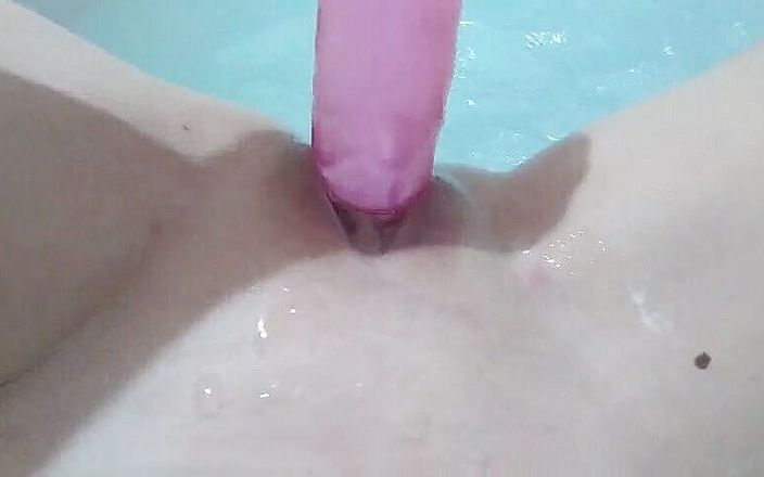 Sexy Katti: Жорсткий трах з ділдо у ванній кімнаті крупним планом