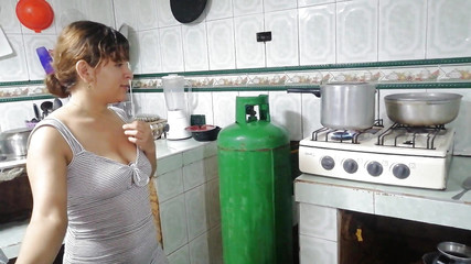 ANGELES: Jsem nadržená a šukám s instalatérem