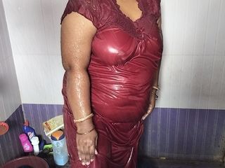 Hot bhabi: Sexy matrigna che fa la doccia in Birhroom