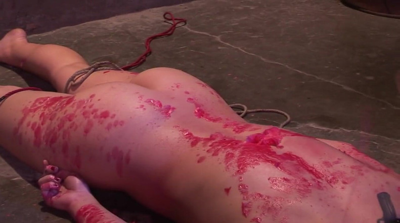 Very hot hardcore: Drobná vězeňkyně je drsně ošukaná do obou děr robertkem a čůrákem