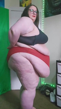 SSBBW Giantess Chodzenie w ciasnych czerwonych majtkach
