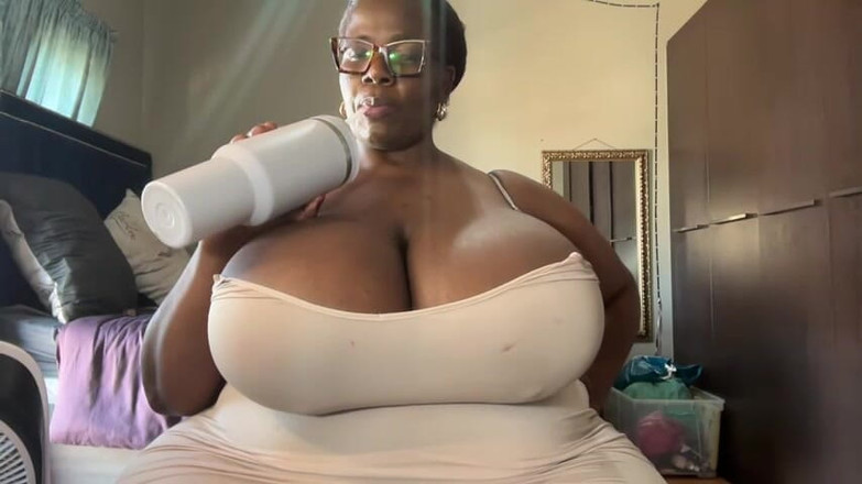 Legendary Booty Overdose: Une BBW excitée taquine et rebondit ses seins