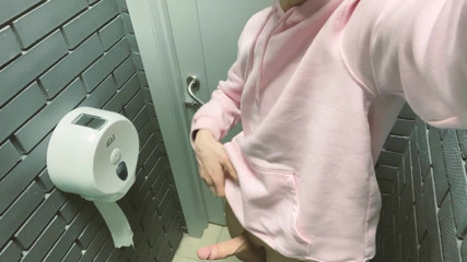Redbearboy: Masturbation dans les WC