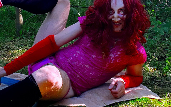 Demon Bitch: Sexy nadržená démonská děvka se baví sama v lese