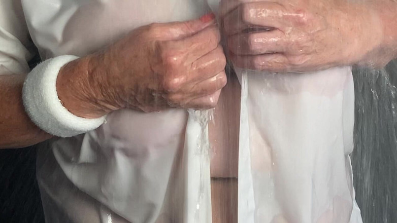 Mr MF: 在淋浴的熟女太太的脚为你们所有人弄湿和饥渴
