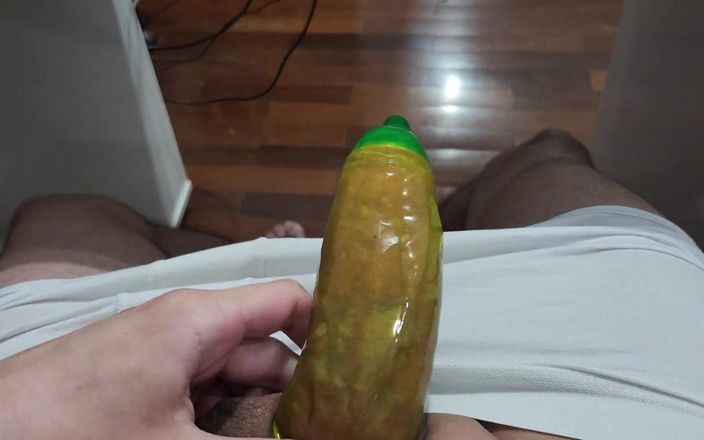Lk dick: Пытаюсь надеть презерватив на мой огромный хуй