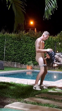 Un garçon me baise dehors dans la piscine
