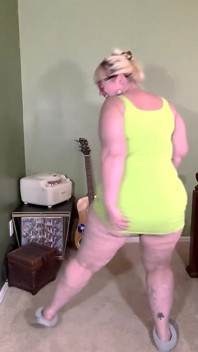 Bbw twerkende kont in je gezicht streelt je pik en komt klaar op haar aftellen