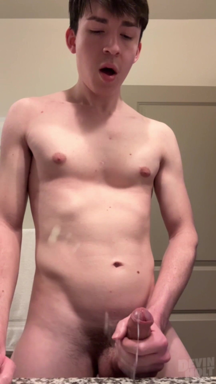 The Show Studio: 大学卒業後の自慰行為