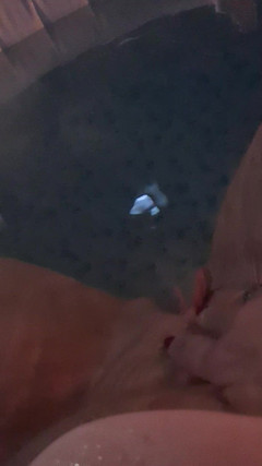 Uk Joolz: Vasca idromassaggio a tarda notte