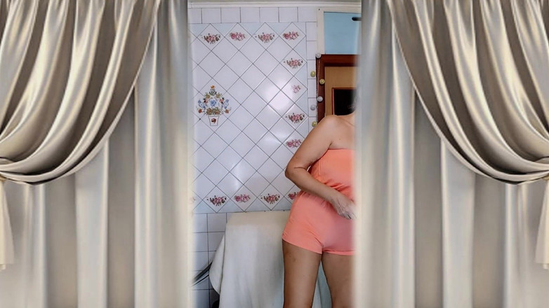 Lukerya: Starší žena v domácnosti Lukerya v kuchyni. Veselé flirtování