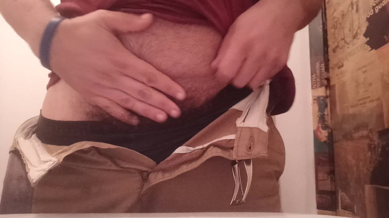 Kinky Guy: Chlupatý chlap močí v koupelně