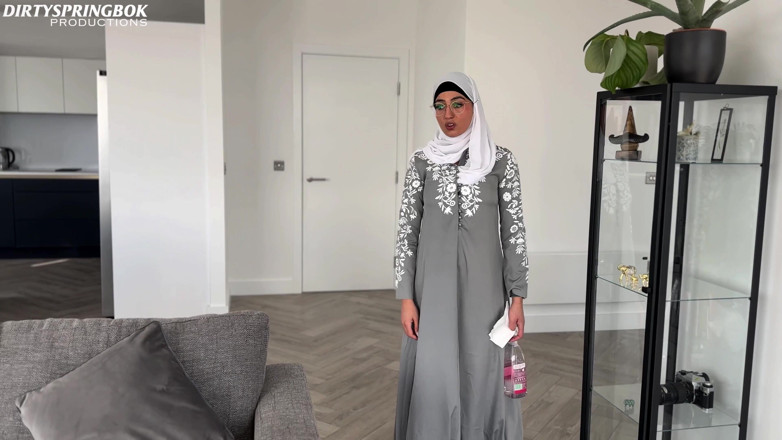 Aaliyah Yasin: 섹스 토이를 발견한 순진한 하녀 Aaliyah Yasin