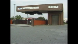 Milf blondă excitată se fute în afara casei