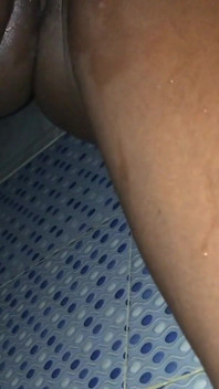Negresă africană sexy tachinând pizda umedă în fața ta, din baie de dans sexy