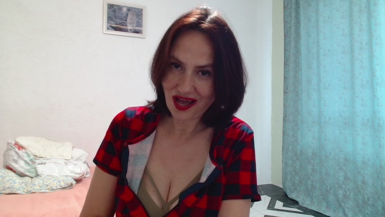ANGELA_LADY: Ніжні торкання цицьок і стогони довели мамку до оргазму під столом