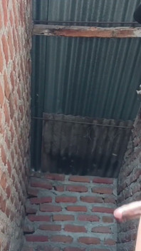 Un tip negru cu pulă mare și neagră se masturbează la duș - pula mare a unui amator