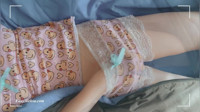 FoxyAleksa: Petite Babe Girl self-potěšení při kempování - pulzující orgasmus roztomilá kundička...