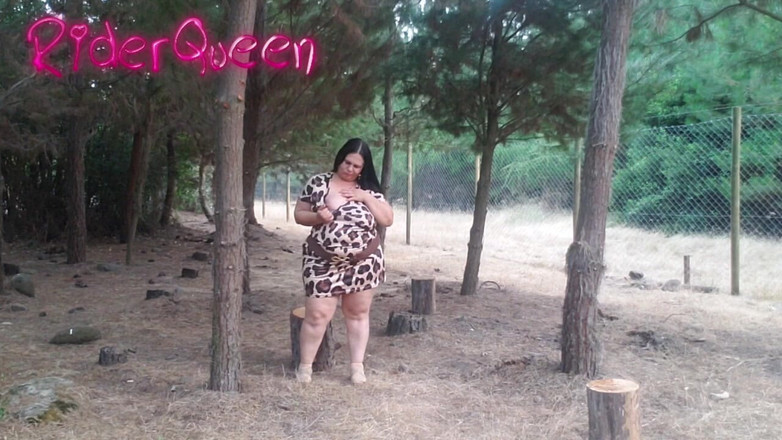 Riderqueen BBW Step Mom Latina Ebony: Поклонение заднице сексуальной мачехи на улице