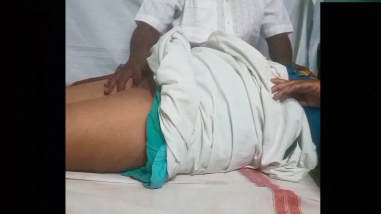 Desi Sathiya: 舔亲吻视频