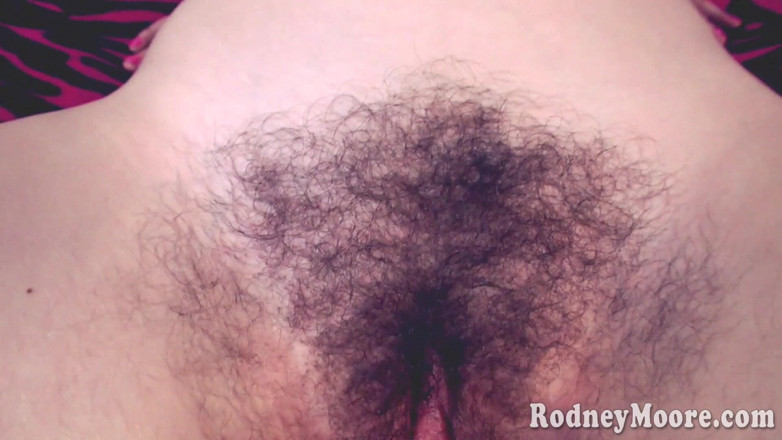 Horny Hairy Girls: Chlupatá kundička lízání krásné štíhlé holky