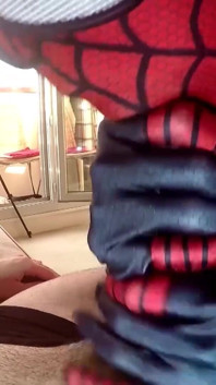 Spidergirl wil sperma op gezicht zentai