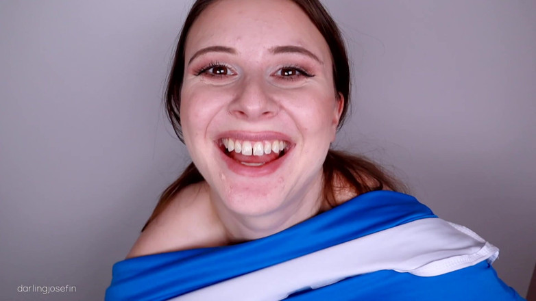 Darling Josefin: Rozptýlení sexu v klubu Mile High! Letuška vyléčí váš strach...