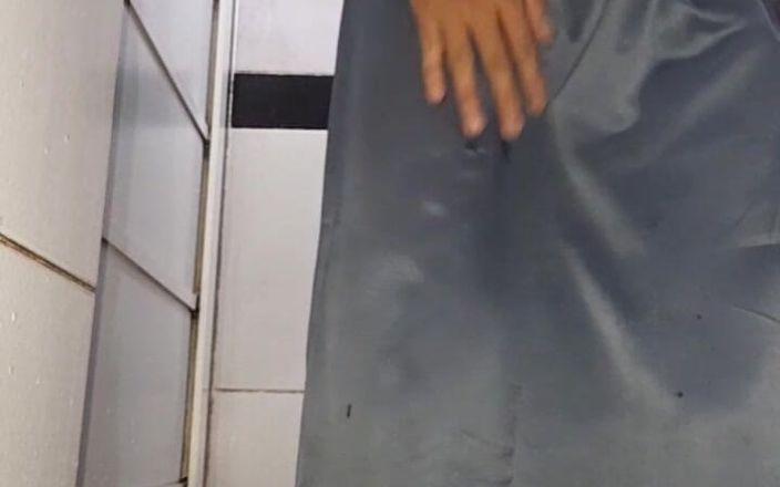 Naomisinka: 亚洲变装者穿着湿滑的女大学生制服自慰并射精