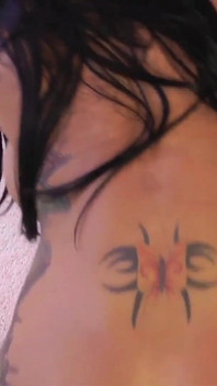 Vedeta porno platinum tatuată Angelina Valentine călărește vibratorul în sex lesbian